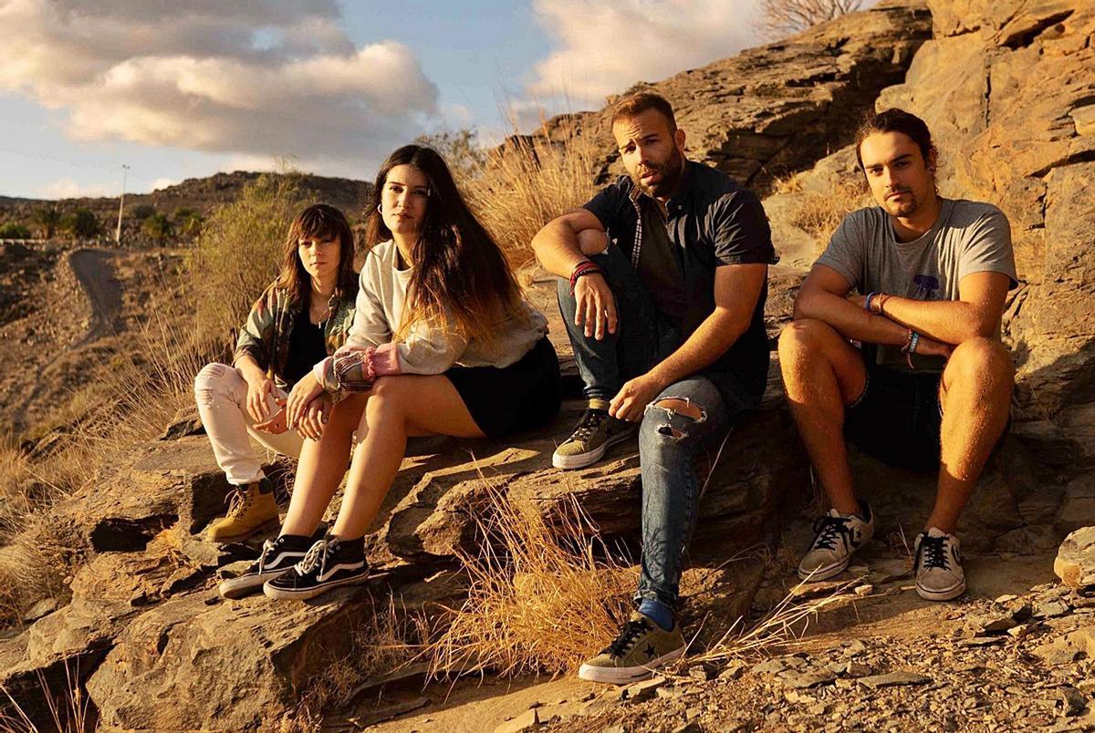 De izquierda a derecha, Kira Medina (bajo), Pau Coelho (voz y guitarra rítmica), Eri Pablo Cabrera (percusión) y Javier Ramírez (guitarra), integrantes de Sound of Aqua. | | LP/DLP