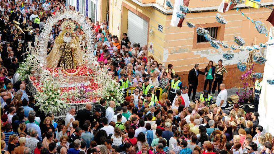 Una multitud de feligreses acompaña a la Virgen del Carmen durante la procesión por las calles de La Isleta.