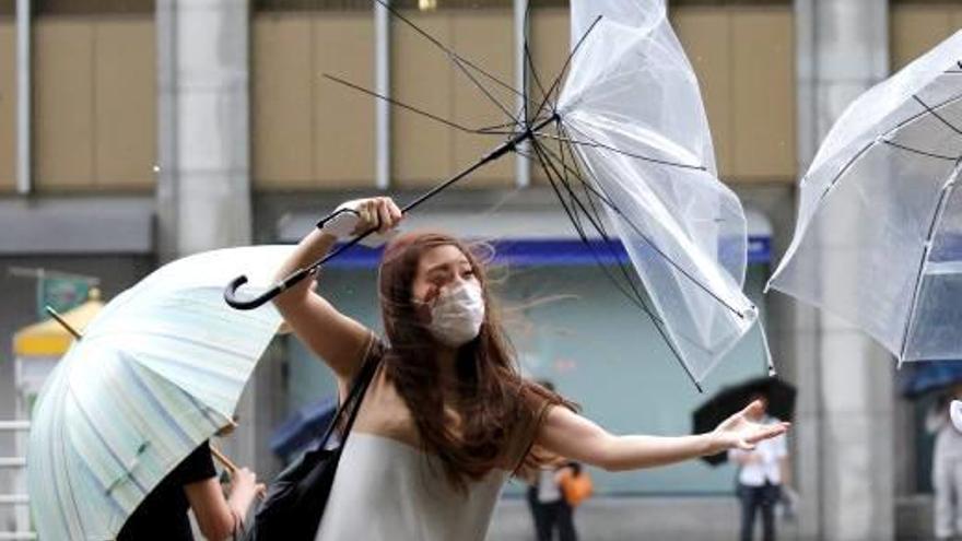 Lluitant contra els efectes del tifó «Shanshan» a Tòquio