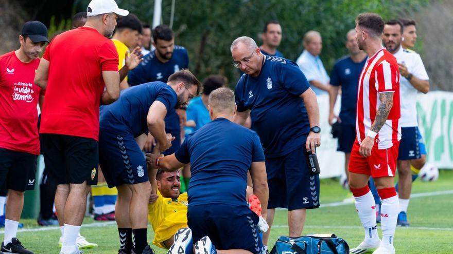 Los servicios médicos de la UD atienden a Fabio tras lesionarse el tobillo en el amistoso ante el Almería, en julio. | | FRANCIS GONZÁLEZ