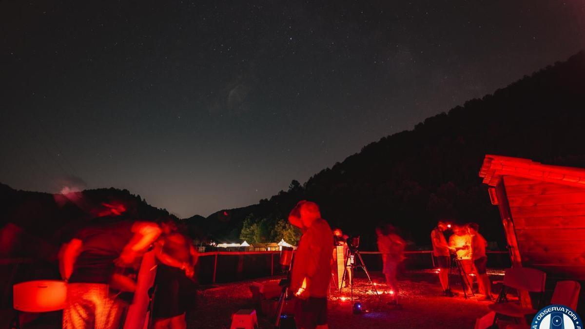 Diverses persones observant el firmament del municipi gironí