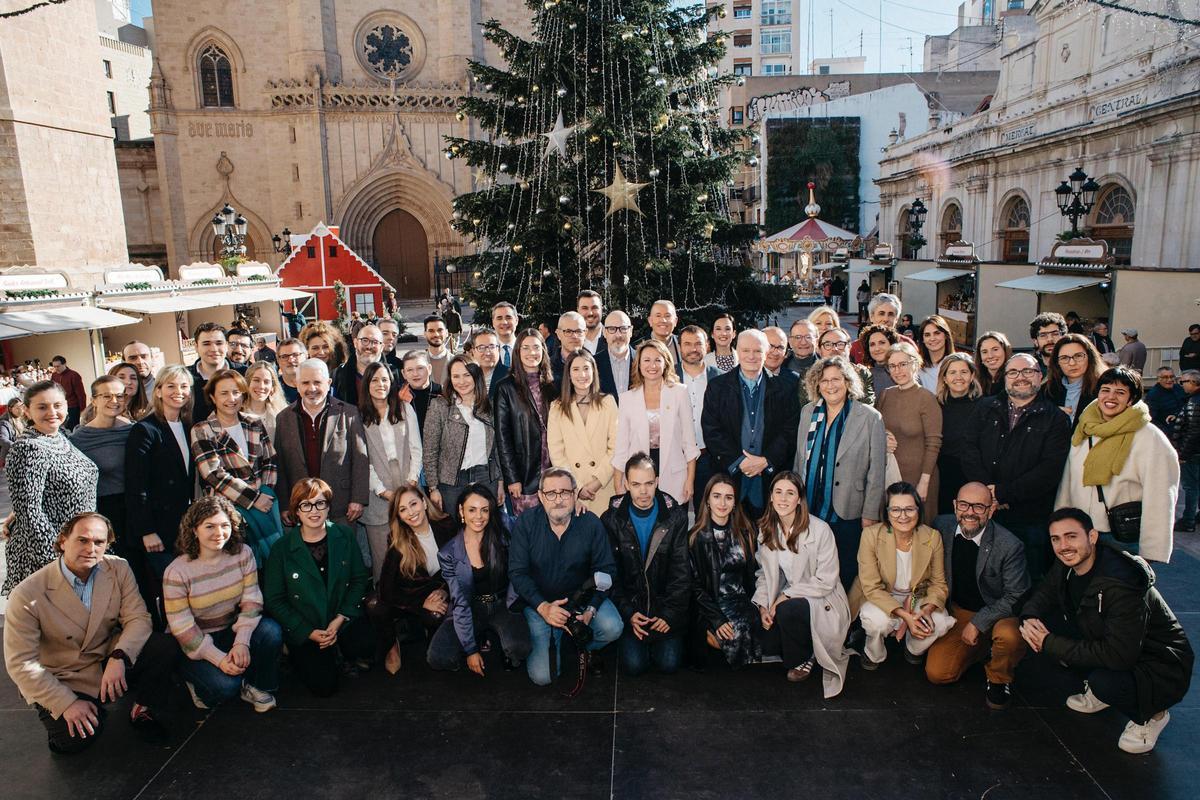 Carrasco y el equipo de gobierno con los representantes de los medios de comunicación tras el tradicional encuentro navideño.