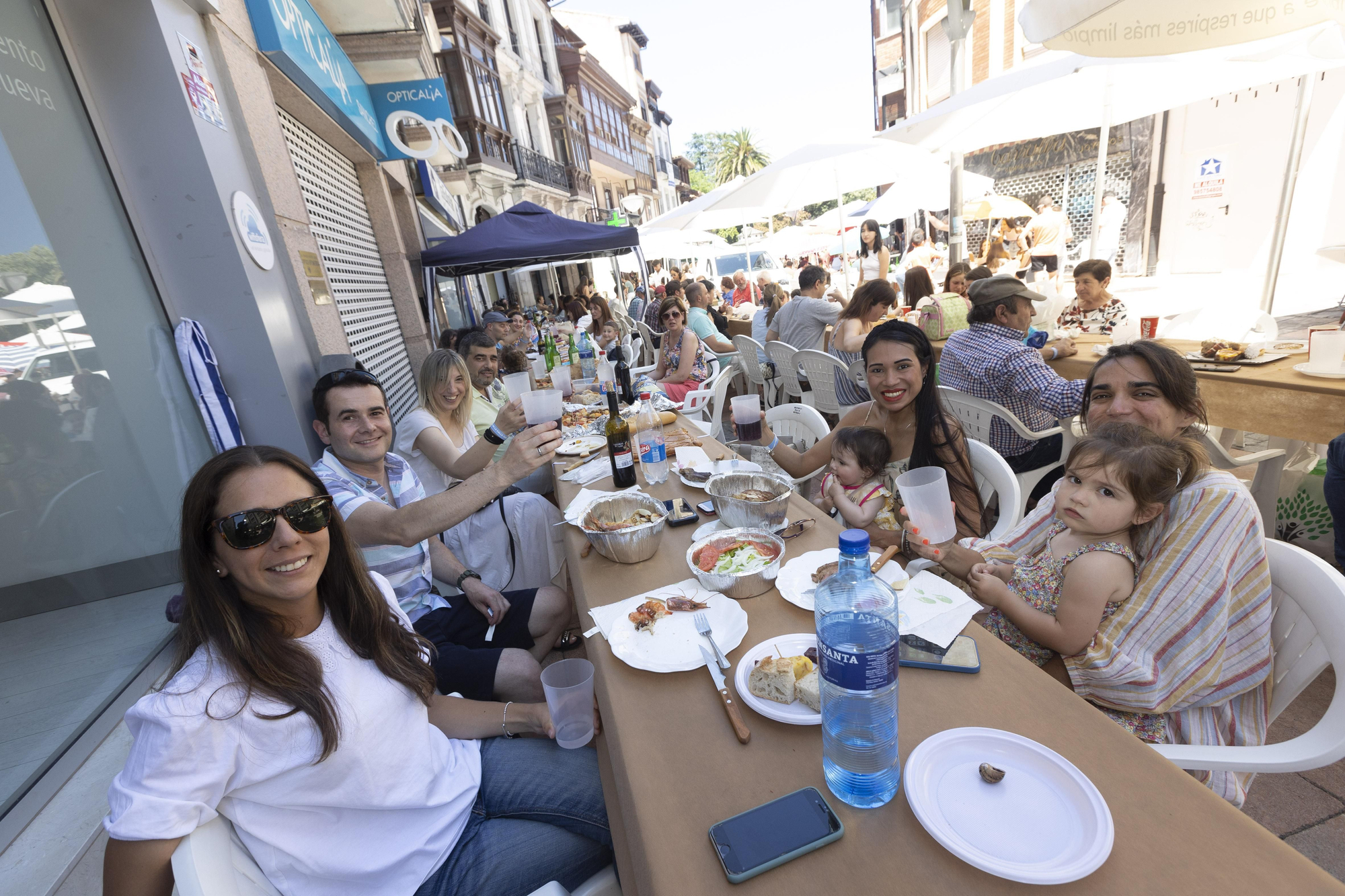 En imágenes: así fue la comida en la calle de Grao