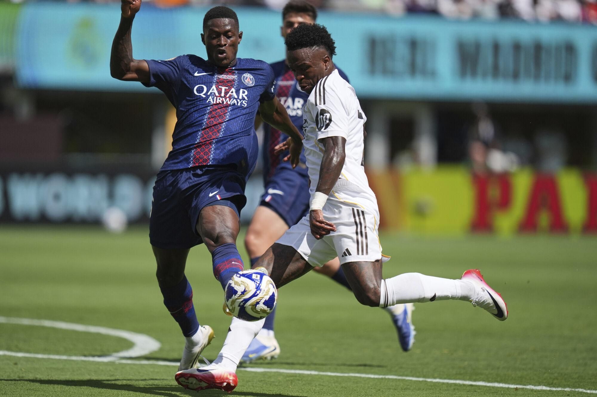 Real Madrid's Vinicius Junior, right, attempts to shoot as Paris Saint-Germain's Nuno Mendes (25) defends during the Club World Cup semifinal soccer match between PSG and Real Madrid in East Rutherford, N.J., Wednesday, July 9, 2025. (AP Photo/Seth Wenig) Associated Press / LaPresse Only italy and spain. EDITORIAL USE ONLY/ONLY ITALY AND SPAIN