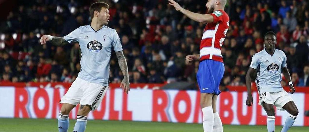 Fedor Smolov y Pione Sisto marcan a un rival, durante la última visita liguera del Celta al campo del Granada. // LOF