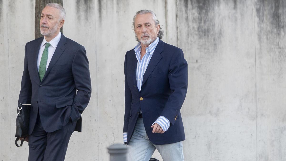 El empresario Francisco Correa (d) a su llegada a la Audiencia Nacional, a 20 de octubre de 2025, en San Fernando de Henares, Madrid (España).