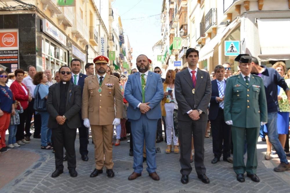 El Cristo del Perdón y de la Vera Cruz ha recorrido las calles, decoradas con cruces florales, macetas, enseres y banderillas de colores, acompañado de cientos de fieles