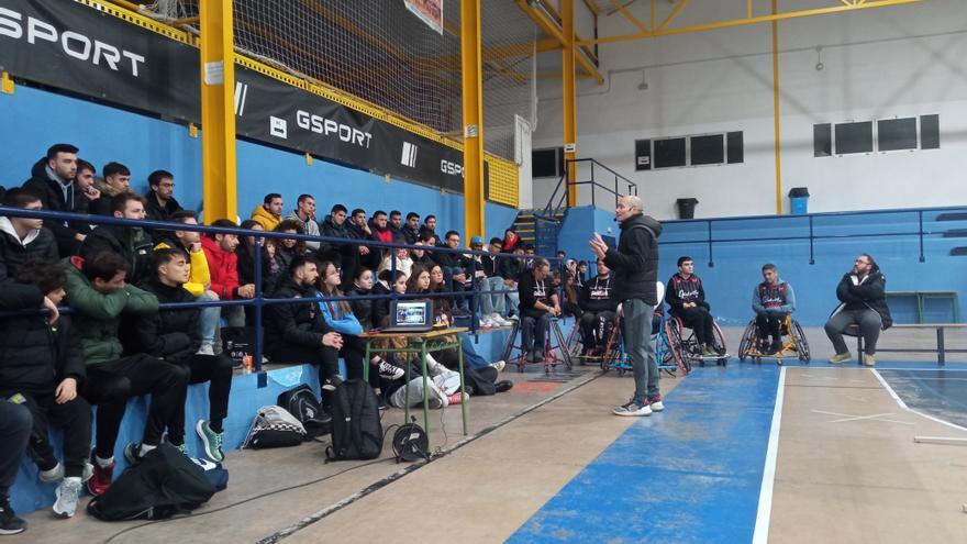 Más de 80 personas asisten en el Genovés a la charla de Javi López sobre el deporte inclusivo