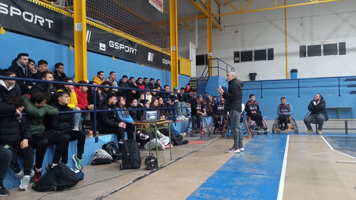 Javi López en la charla impartida en el pabellón del Genovés.