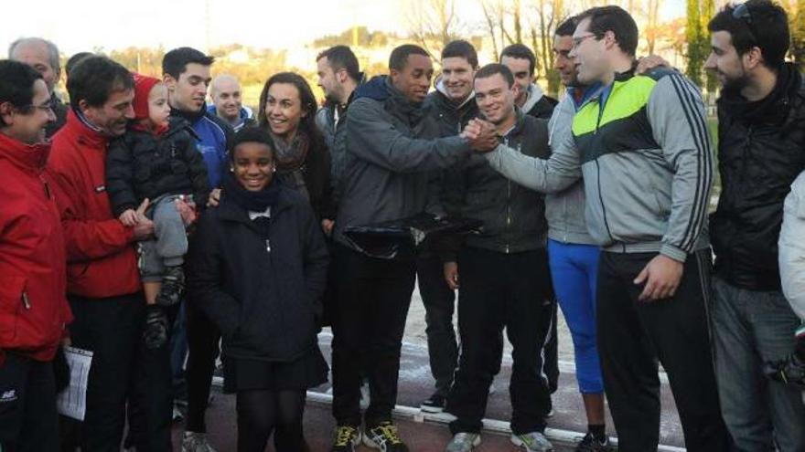 Victor Gallego saluda a Okutu durante el homenaje de ayer en el CGTD. // Rafa Vázquez