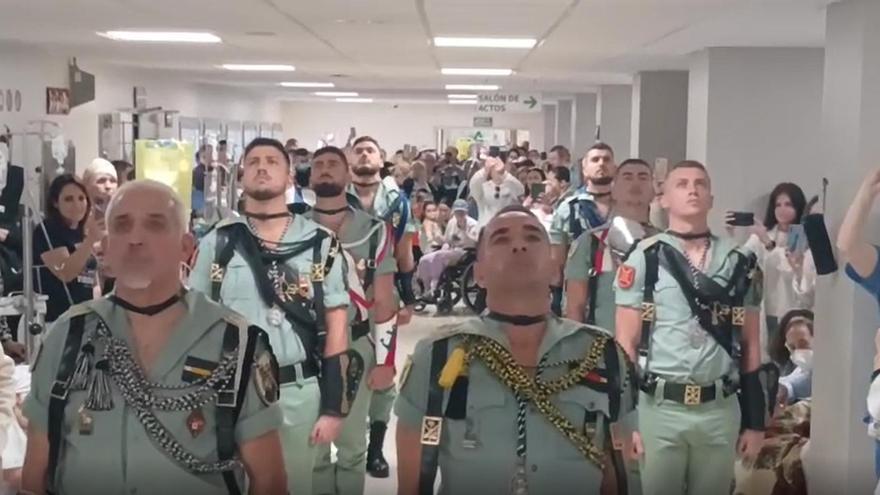 Los pacientes del Hospital Materno de Málaga reciben la visita de La Legión y la Congregación de Mena