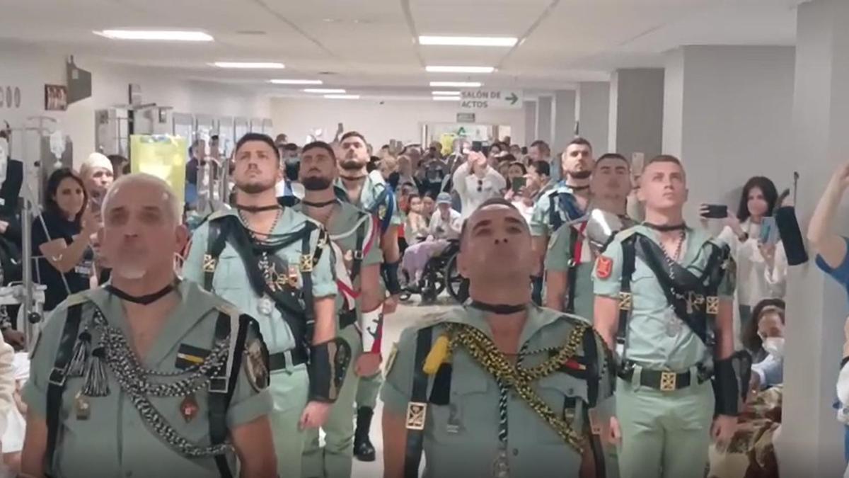 Los pacientes del Hospital Materno de Málaga reciben la visita de La Legión