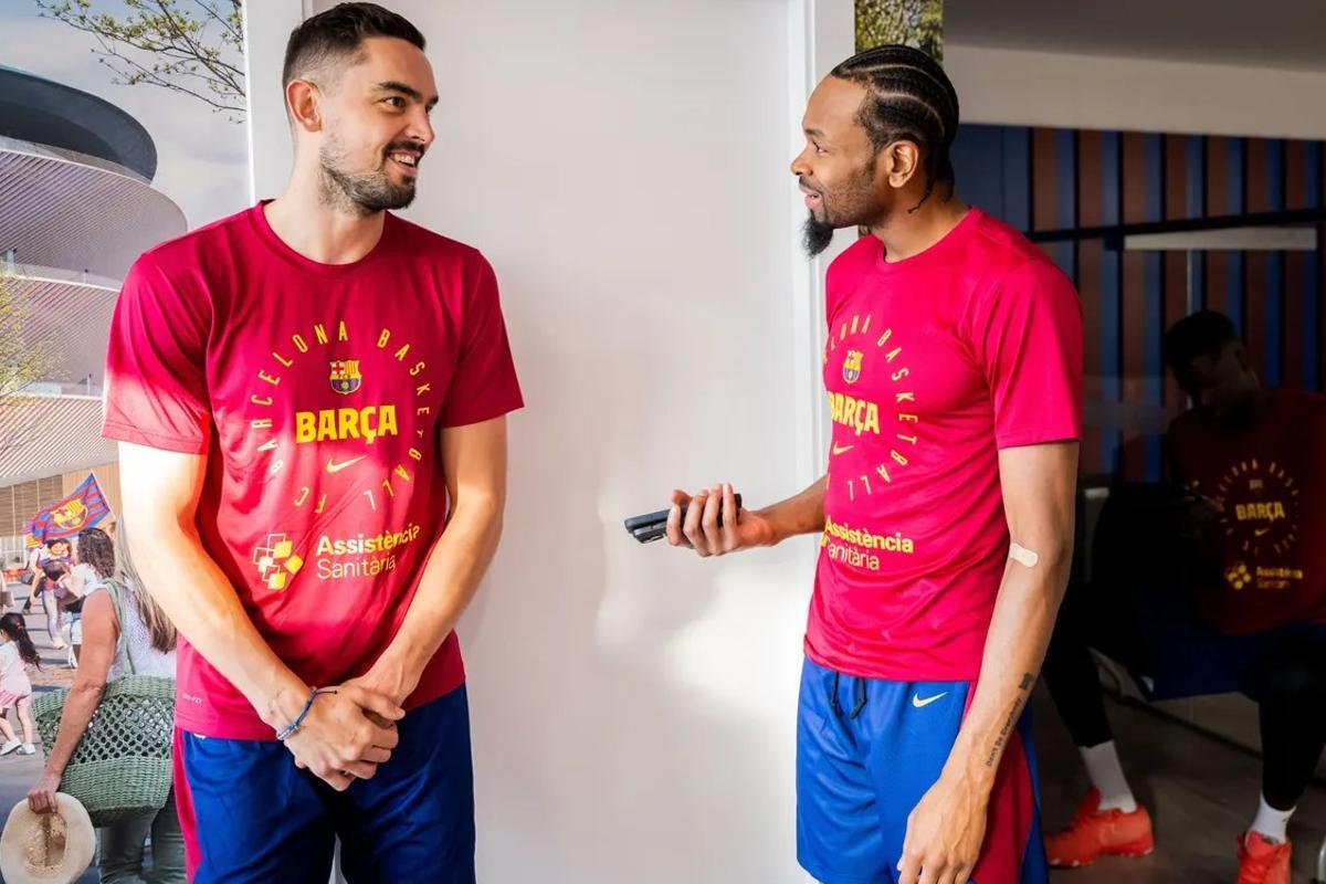 Satoransky and Ponter chat in their reunion after summer, already waiting to start the job