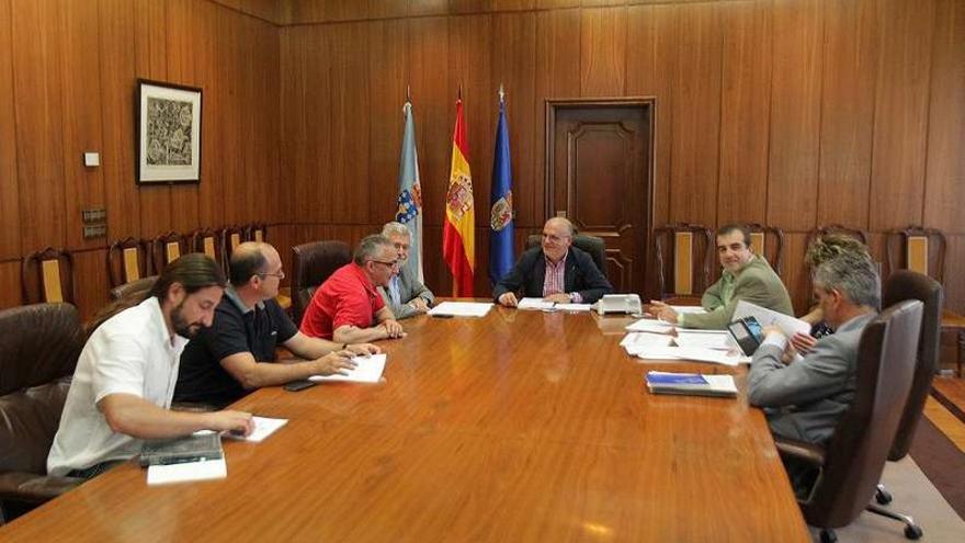 Reunión celebrada por la comisión liquidadora de Urbaourense en la sala de juntas de la Diputación.