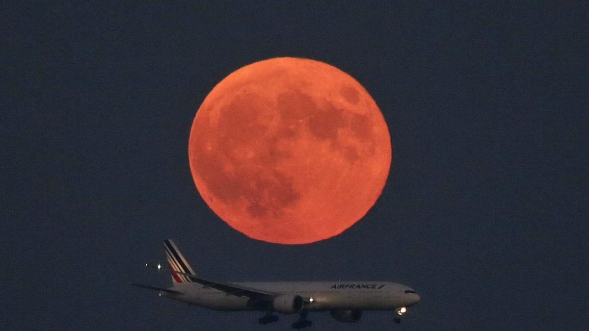 Un avión de sobrevuela la superluna