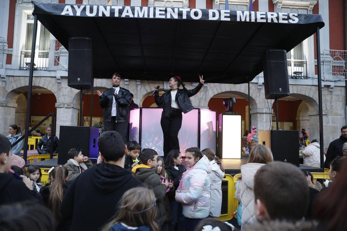 Las familias de Mieres, disfrutando de la Nochevieja Infantil.
