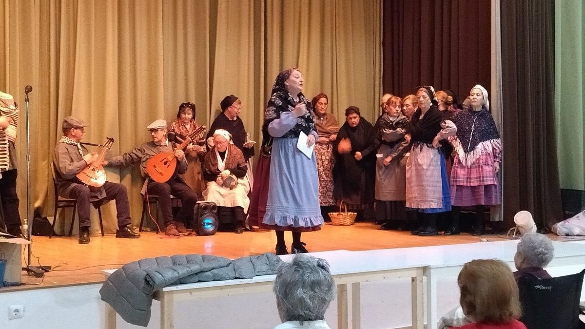 El grupo Folklore Trébol de Cáceres baila en la residencia de mayores Ciudad Jardín