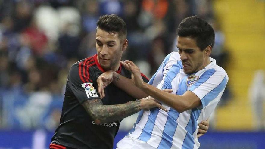 Hugo Mallo disputa el balón a Recio, ayer en La Rosaleda. // Carlos Díaz