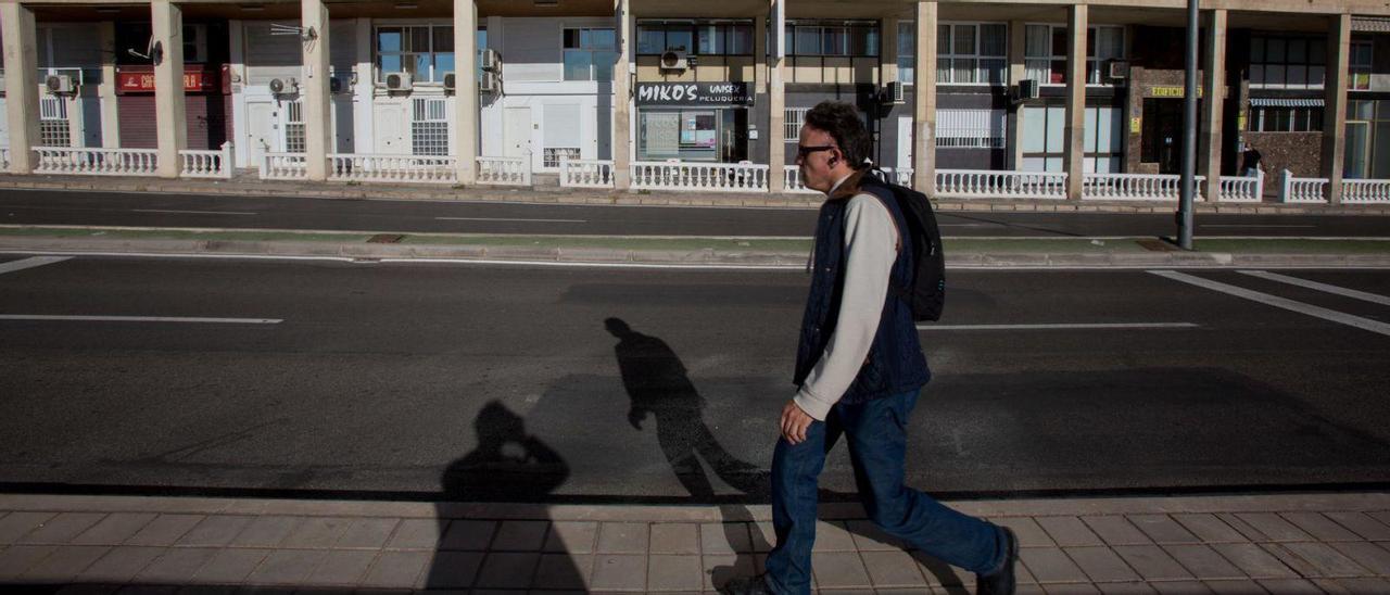 Locales transformados en viviendas en la avenida de Villajoyosa de Alicante, en el barrio de la Albufereta, pionero del turismo. | JOSE NAVARRO