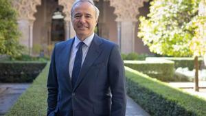 El presidente de Aragón, Jorge Azcón, posa en el Patio de los Naranjos de La Aljafería.