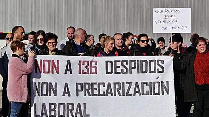 Protesta, ayer, de los empleados de Isidro de la Cal en la sede de Espíritu Santo.