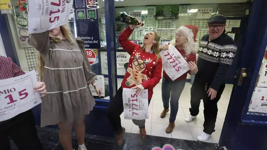 VÍDEO | El 77715, segundo quinto premio de la Lotería de Navidad, vendido en el Carrefour de la calle General Riera de Palma