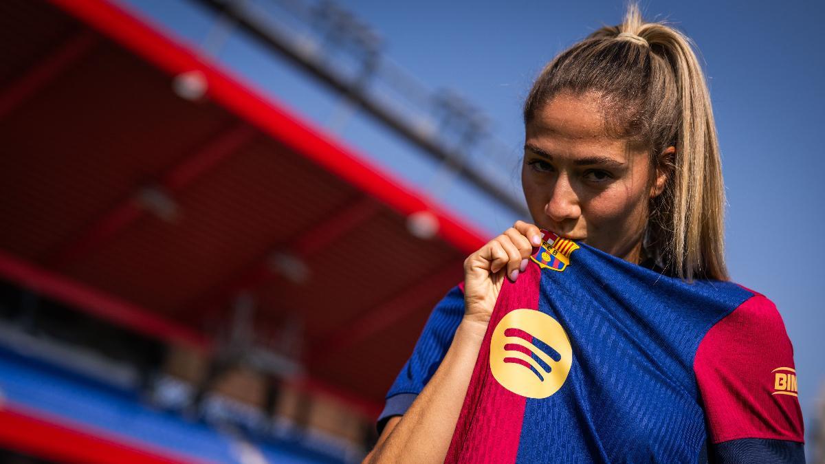 Laia Aleixandri besa el escudo del Barça