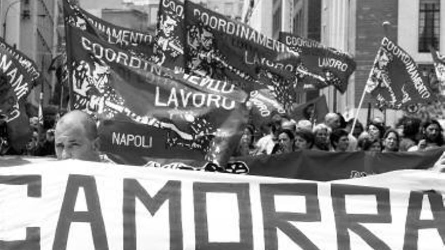 Manifestantes reclaman trabajo y protestan contra la Camorra en Nápoles.
