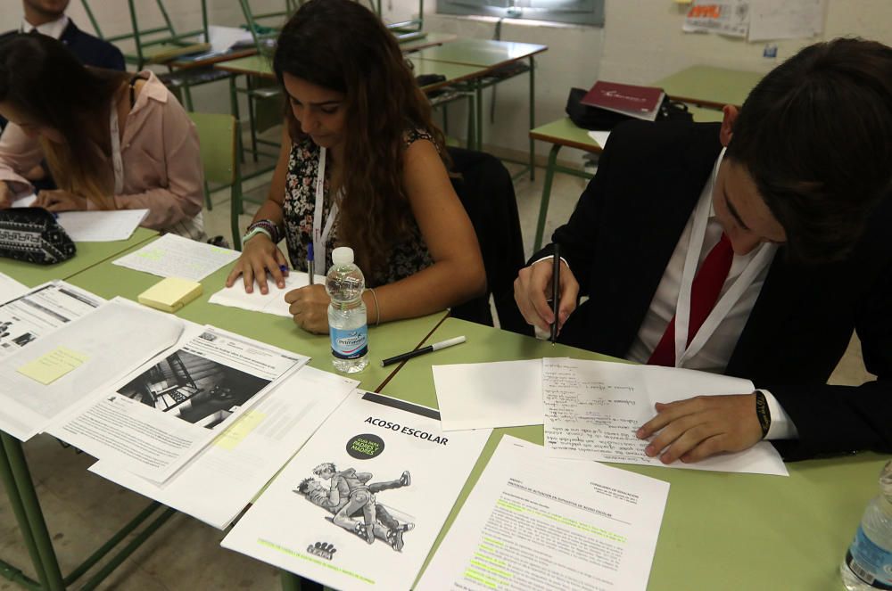 Las imágenes de la primera ronda del Torneo de Debate Escolar de Málaga, que cuenta con el respaldo de La Opinión de Málaga y la colaboración de la Obra Social de La Caixa