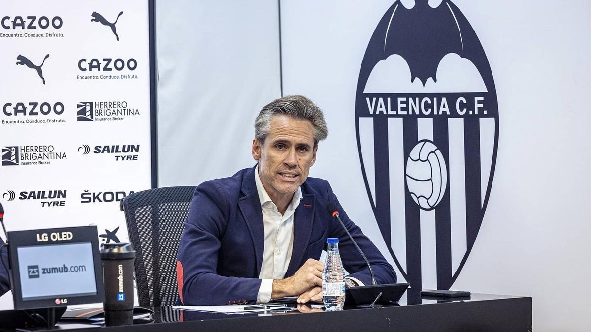 Corona, en una rueda de prensa como director deportivo del Valencia.