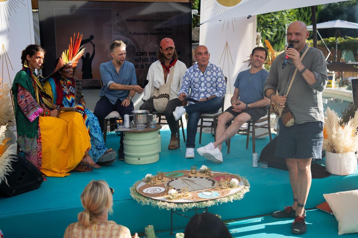 Productores, actores y creadores internacionales participan en la gala de clausura de Ray of Light Awards.