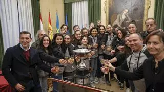 Las campeonas del Telecable Gijón llevan la Copa Intercontinental al Ayuntamiento: "Hacéis que cada triunfo la ciudadanía lo sienta suyo"