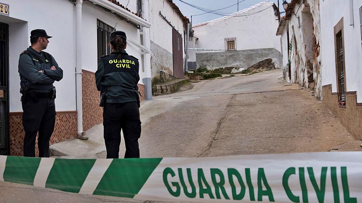 Cordón de la Guardia Civil en el lugar de los hechos, en la localidad onubense de El Campillo.