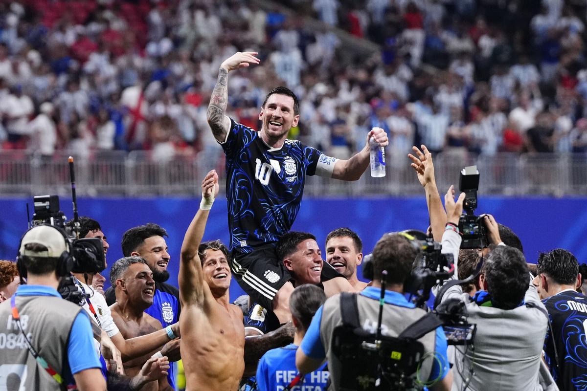 Messi celebra la remontada de Argentina frente a Inglaterra.