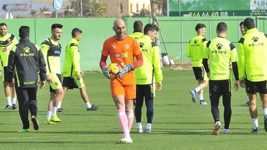 Los jugadores del Elche, durante el último entrenamiento de ayer, con José Juan en primer plano.