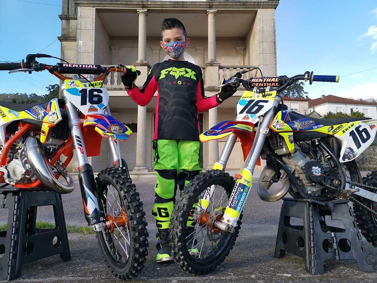 El jovencísimo piloto Íker Agulla junto a sus dos motos en su Moaña natal