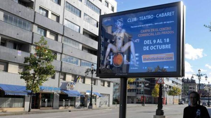 Uno de los carteles anunciando el espectáculo &quot;The Hole&quot; en Oviedo.