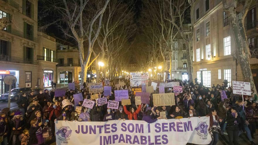 Todas las imágenes de la multitudinaria manifestación feminista del 8-M en Palma