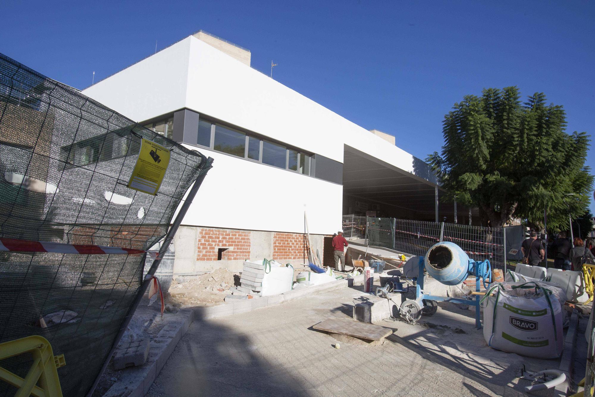 El conseller de Sanidad Miguel Mínguez visita el futuro hospital de día oncológico y la remodelación de las urgencias del hospital Sant Joan d’Alacant