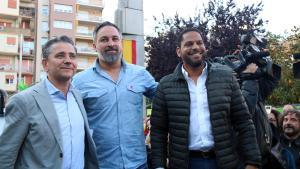 El líder de Vox, Santiago Abascal (centro), el candidato al 12-M, Ignacio Garriga (derecha), y el jefe de la lista por Lleida, Rafael Villafranca, en el acto central de campaña en Lleida, el 3 de mayo.