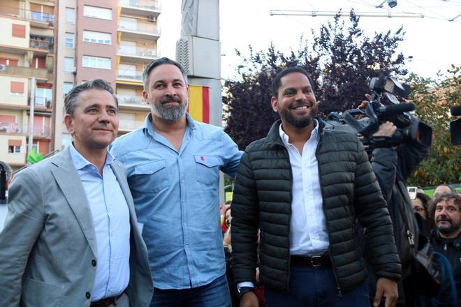 El líder de Vox, Santiago Abascal (centro), el candidato al 12-M, Ignacio Garriga (derecha), y el jefe de la lista por Lleida, Rafael Villafranca, en el acto central de campaña en Lleida, el 3 de mayo.