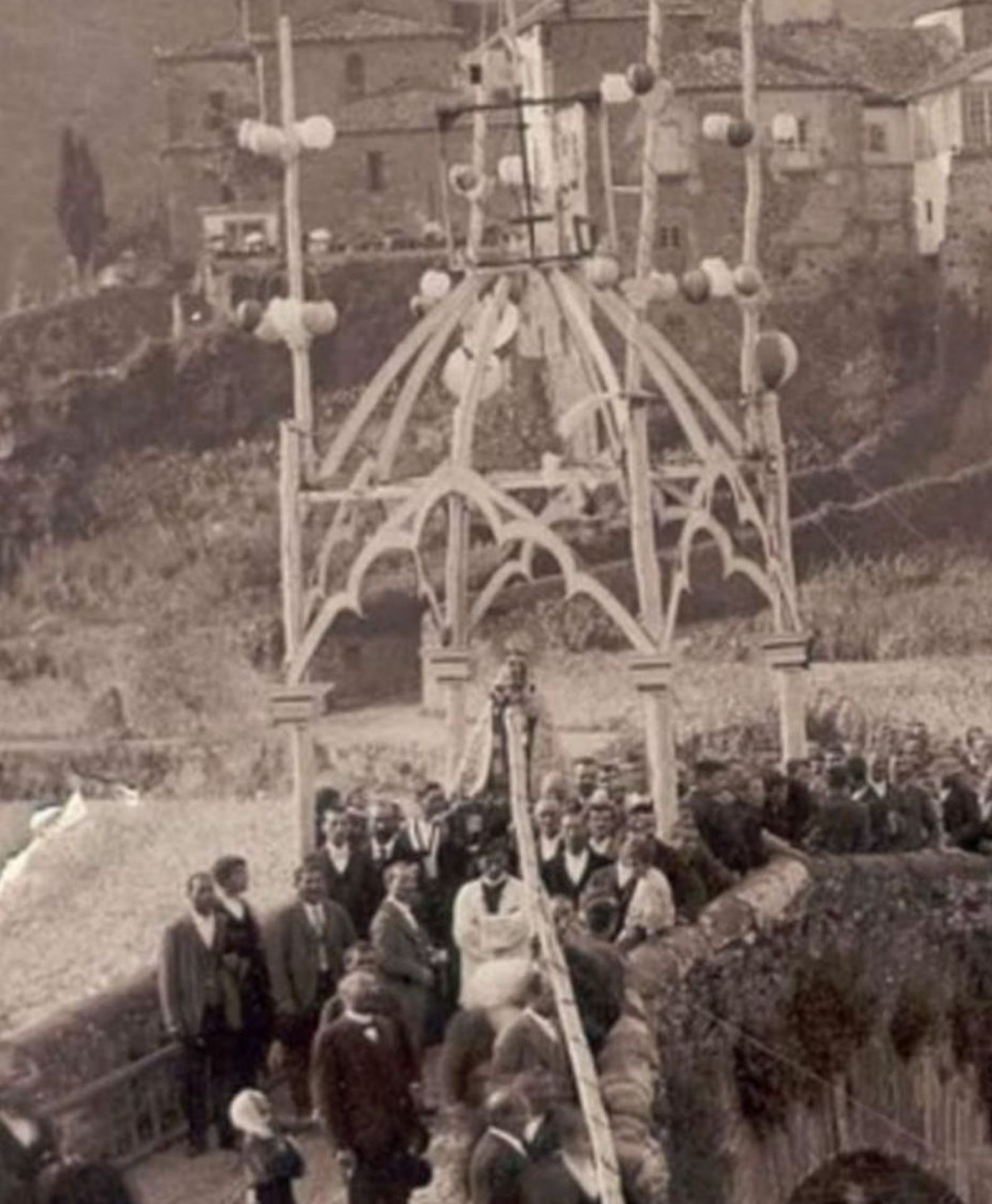 Fotografía de Feliciano Pardo de la Descarga de Cangas del Narcea en 1897. | Reproducción de S. A.