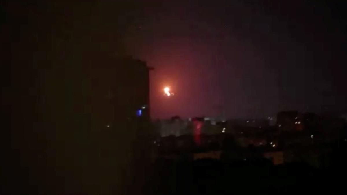 Explosión de un dron ruso sobre el cielo de Kiev, la madrugada de este domingo.