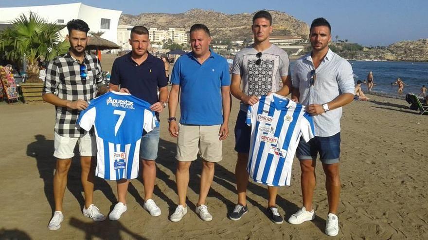 Los nuevos jugadores, en la Playa de las Delicias ayer tarde