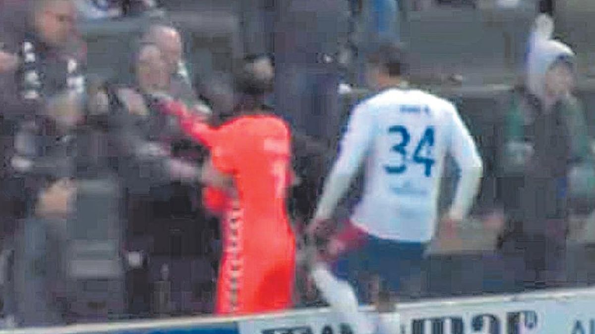 Sarr, en el momento de encararse con un aficionado.