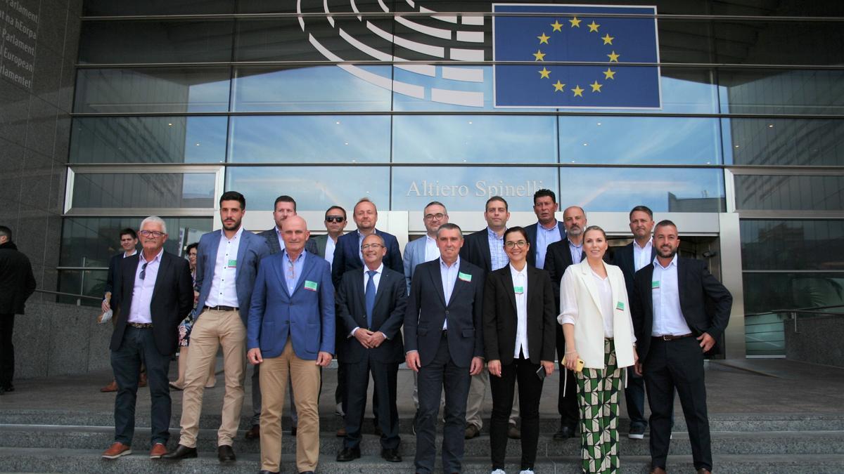 Los agricultores de la Fundación Ingenio a las puertas del Parlamento Europeo de Bruselas.