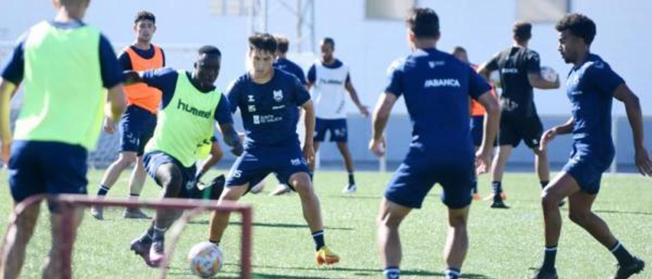 Entrenamiento del
Pontevedra en el campo de
A Seca.   | // GUSTAVO SANTOS