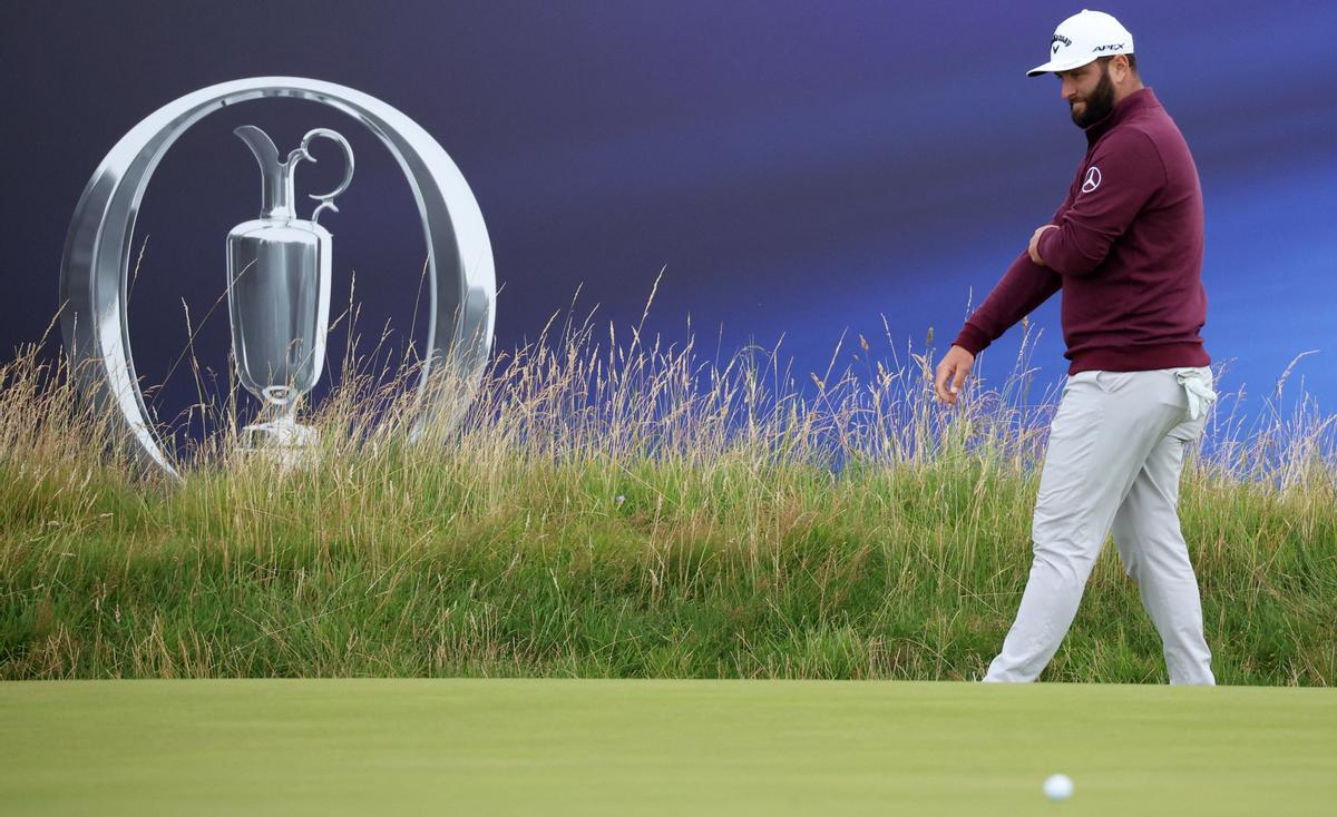 Rahm, junto a una reproducción de la Jarra de Clarete, el torneo que se lleva el ganador del Open.