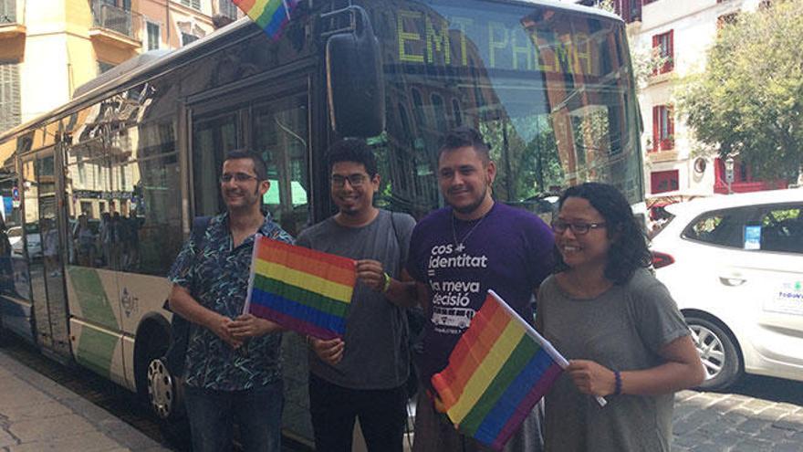 Todos los autobuses de la EMT llevarán a partir de mañana la bandera gay