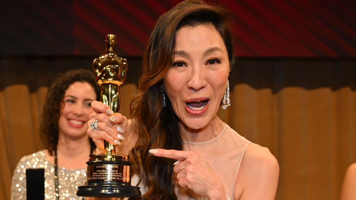 La actriz Michelle Yeoh señala su Oscar como mejor actriz por 'Todo a la vez en todas partes'